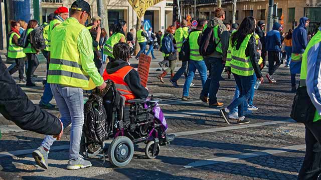 manifestation des gilets jaunes,Manifestants  à pieds et en fauteuil 